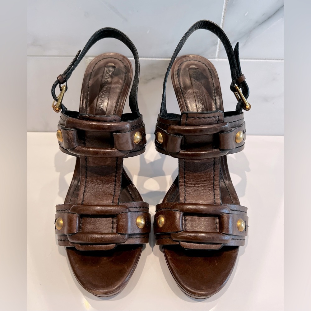 BCBG MaxAzaria Brown heels with bronze trim